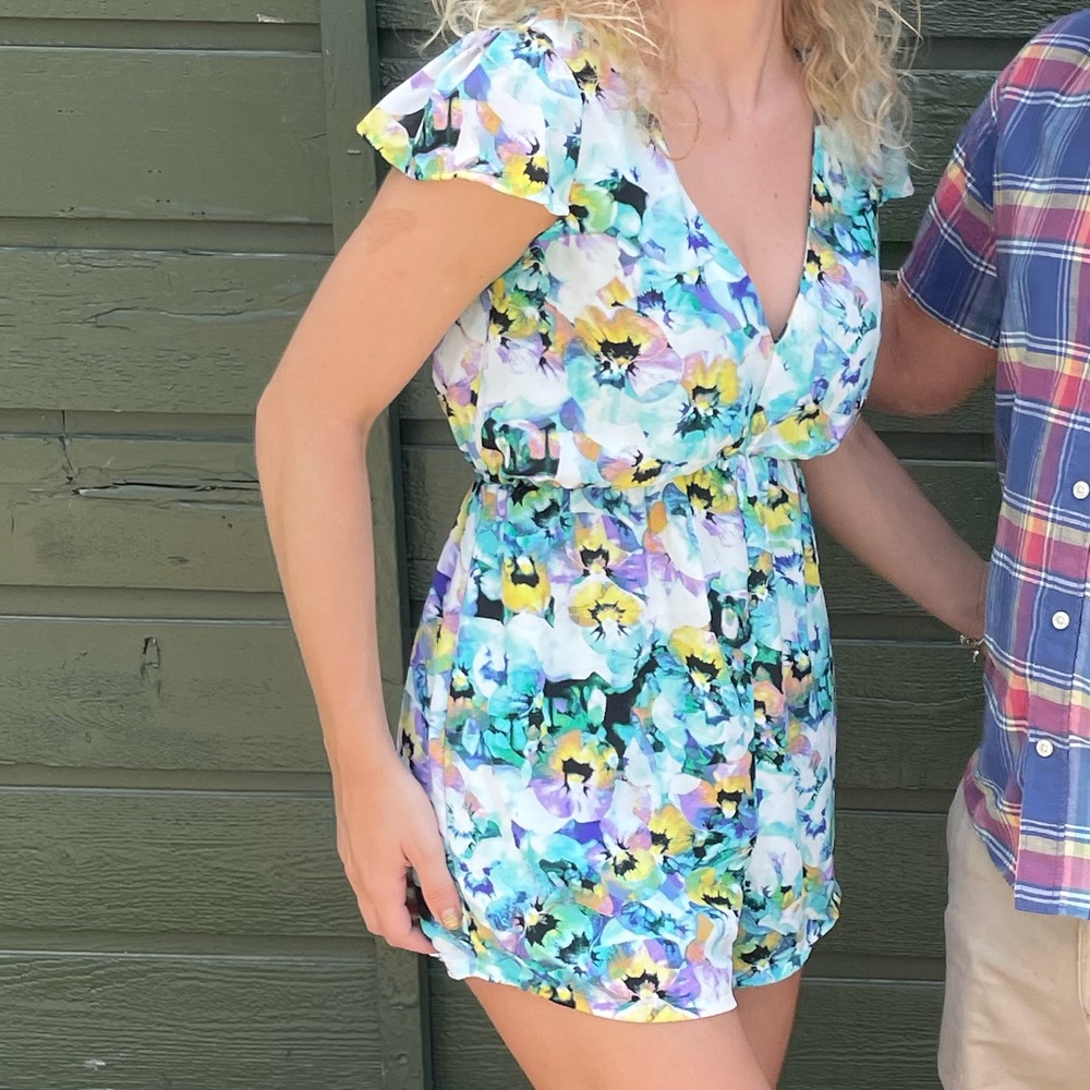Floral V-Neck Ruffle Romper - Picture 4 of 5